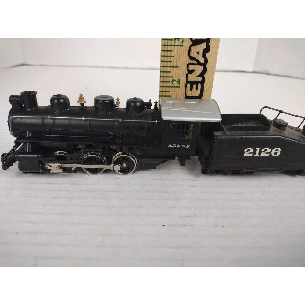 HO Bachmann AT&SF 0-6-0 Steam Locomotive Lighted and #2126 Tender